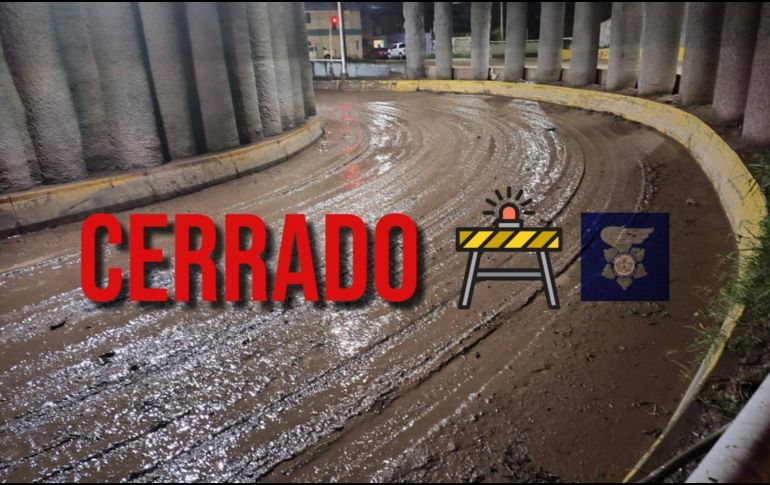 Policía Vial Jalisco cerró la circulación en esta vialidad por la acumulación de lodo tras la lluvia del domingo. ESPECIAL / FACEBOOK Policía Vial Jalisco