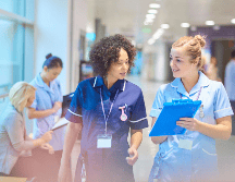 La Enfermería se ha consolidado como una de las profesiones más valiosas dentro del sistema de salud, no solo por su rol fundamental en la atención directa de los pacientes, sino también por su contribución en la prevención, el acompañamiento y la rehabilitación. CANVA