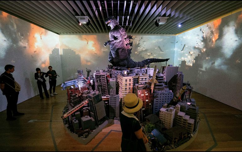 Esta foto que muestra a personas visitando la exposición que conmemora el 70 aniversario del nacimiento de Godzilla. Arte de Katie Forster y Kyoko Hasegawa. AFP / K. Nogi