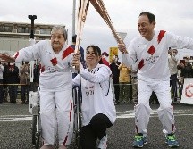 A los 109 años, Kagawa (izquierda) se convirtió en una de las portadoras de la antorcha más ancianas en la historia olímpica durante el relevo de la llama de Tokio 2021. Kyodo News vía AP