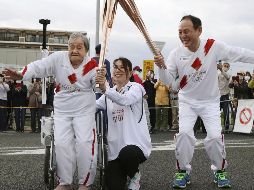 A los 109 años, Kagawa (izquierda) se convirtió en una de las portadoras de la antorcha más ancianas en la historia olímpica durante el relevo de la llama de Tokio 2021. Kyodo News vía AP