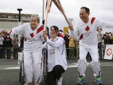 A los 109 años, Kagawa (izquierda) se convirtió en una de las portadoras de la antorcha más ancianas en la historia olímpica durante el relevo de la llama de Tokio 2021. Kyodo News vía AP