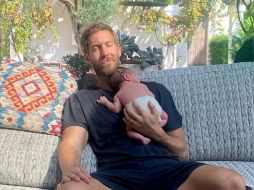 En la imagen que abre una colección de fotografías en la isla mediterránea, se puede observar al DJ con los ojos cerrados y sentado en un sofá mientras sujeta al bebé de espaldas contra su pecho. INSTAGRAM / @calvinharris