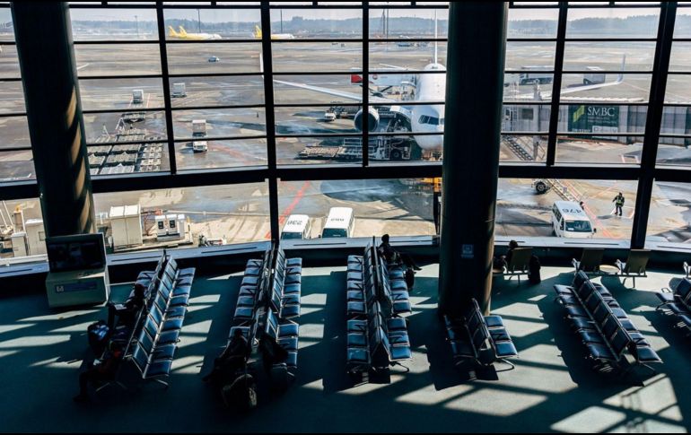 Los padres decidieron dejar al niño solo en la terminal, esperando que un familiar acudiera a recogerlo. Canva