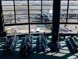 Los padres decidieron dejar al niño solo en la terminal, esperando que un familiar acudiera a recogerlo. Canva