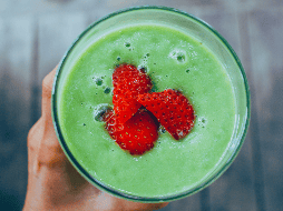 Este licuado verde es bajo en calorías, hidrata y evita los picos de glucosa que provocan antojos. ESPECIAL / Canva