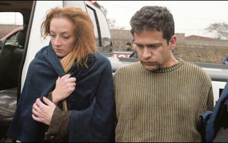 Luego de 19 años y medio sin sentencia, jueza absuelve a Israel Vallarta y ordena liberación inmediata. En la foto aparece con Florence Cassez al momento de su detención. ESPECIAL