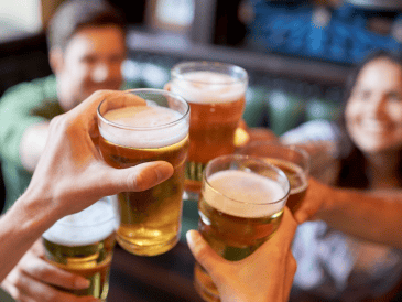 Muchas ciudades organizan eventos masivos, festivales y ferias cerveceras en esta época del año. CANVA