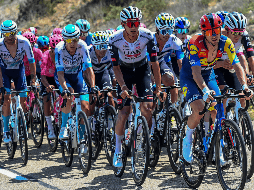 Un incidente condicionó el sprint con dos de los favoritos, ya que Isaac Del Toro (C) resbaló en una curva, llevándose por delante al italiano Giulio Ciccone (D); ambos habían ganado sus últimas competencias. EFE / S. Otero