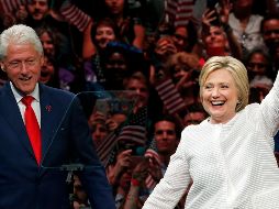 BILL Y HILLARY CLINTON. El expresidente tuvo una relación social con Jeffrey Epstein, pero niega haber sabido de sus crímenes o haber estado en su isla. AP / ARCHIVO