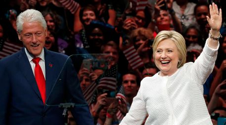 BILL Y HILLARY CLINTON. El expresidente tuvo una relación social con Jeffrey Epstein, pero niega haber sabido de sus crímenes o haber estado en su isla. AP / ARCHIVO