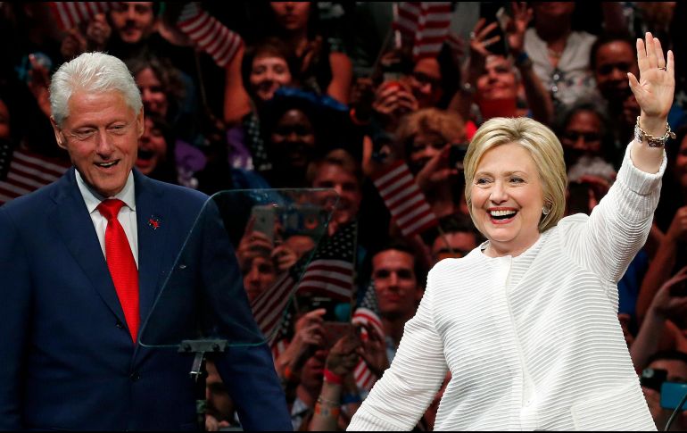 BILL Y HILLARY CLINTON. El expresidente tuvo una relación social con Jeffrey Epstein, pero niega haber sabido de sus crímenes o haber estado en su isla. AP / ARCHIVO