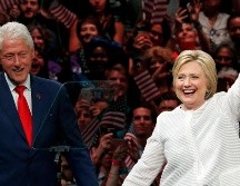 BILL Y HILLARY CLINTON. El expresidente tuvo una relación social con Jeffrey Epstein, pero niega haber sabido de sus crímenes o haber estado en su isla. AP / ARCHIVO