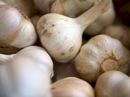 El ajo es ampliamente reconocido por su capacidad para favorecer la circulación y ayudar a regular la presión arterial. Unsplash