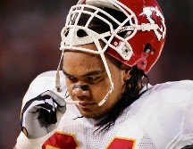 Junior Siavii, de los Chiefs, inhala sales durante un juego. AFP/B. Bahr