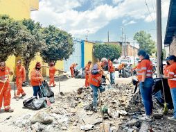 Personal de Cuidamos Guadalajara y vecinos colaboran en jornadas de limpieza para recuperar espacios comunes. ESPECIAL