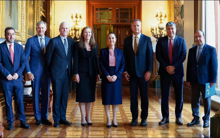 La mandataria mexicana con el equipo de Walmart. ESPECIAL