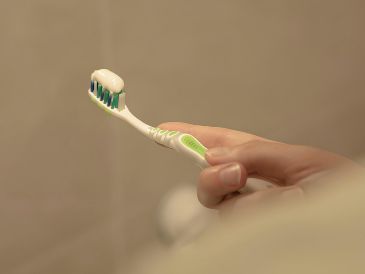 La Cofepris ha recomendado descontinuar el uso de la pasta dental Prevención Activa CLEAN MINT. UNSPLASH/Roman Marchenko
