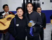 El clavadista Osmar Olvera llegó ayer a la Ciudad de México proveniente del Mundial de Deportes Acuáticos Singapur 2025, junto con su entrenadora Ma Jin. SUN / D. S. Sánchez