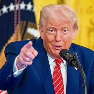 Trump anuncia arancel del 100% en chips; prevén alza en costos de electrónicos y autos