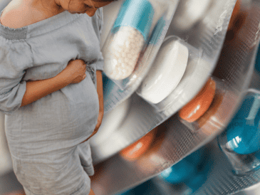 Los expertos proponen que las embarazadas reciban asesoramiento en las primeras fases de la gestación sobre el consumo de medicamentos. ESPECIAL / CANVA