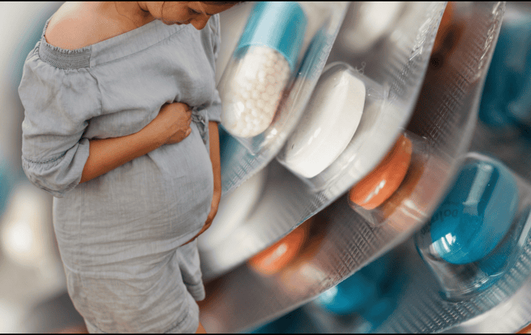 Los expertos proponen que las embarazadas reciban asesoramiento en las primeras fases de la gestación sobre el consumo de medicamentos. ESPECIAL / CANVA