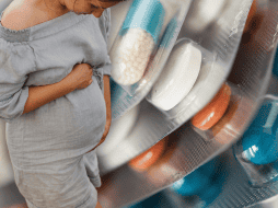 Los expertos proponen que las embarazadas reciban asesoramiento en las primeras fases de la gestación sobre el consumo de medicamentos. ESPECIAL / CANVA