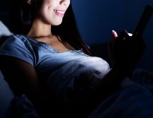 Tanto la duración en pantalla como el horario del sueño influyeron en la relación entre el tiempo frente a los dispositivos electrónicos y el riesgo cardiometabólico. ESPECIAL / CANVA