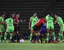 Ante la confrontación, jugadoras de ambos equipos intervinieron para separarlas. IMAGO7