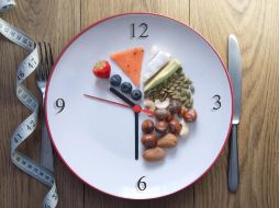 Para la mayoría, el ayuno intermitente de 16 horas (con una ventana de alimentación de 8 horas, 16/8) representa el balance más efectivo entre éxito para bajar de peso y viabilidad cotidiana. CANVA