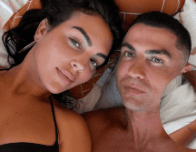 En la foto se puede ver la mano de Rodríguez con el enorme diamante que ahora usa en su dedo anular, símbolo del amor que tiene el futbolista hacia ella. ESPECIAL/ INSTAGRAM/ georginagio