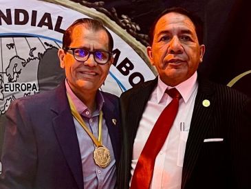 El galardonado Dr. Víctor Hugo Pérez Rojas y el Maestro Oscar Juárez Cárdenas, Presidente de la Organización Mundial de Abogados OMA Sección Mexico.
