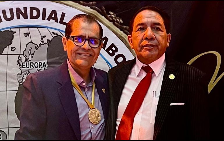 El galardonado Dr. Víctor Hugo Pérez Rojas y el Maestro Oscar Juárez Cárdenas, Presidente de la Organización Mundial de Abogados OMA Sección Mexico.