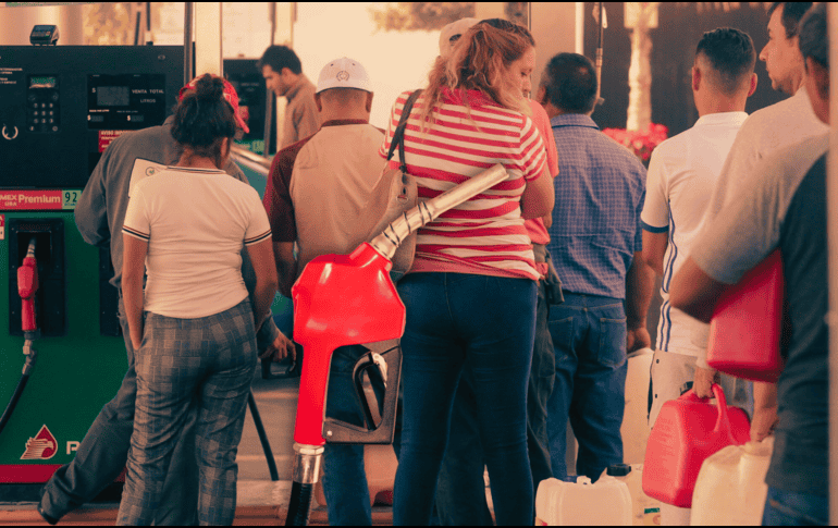 En dichas zonas se pudieron observar largas filas en las gasolineras. EFE / ARCHIVO