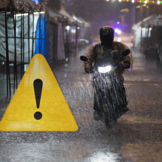 ¿Qué precauciones se deben tomar conduciendo una moto si empieza a llover?