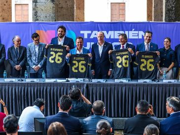 En la presentación estuvieron el gobernador de Jalisco Pablo Lemus; el propietario de Chivas, Amaury Vergara; el alcalde de Zapopan, Juan José Frangie; Duilio Davino, Director Deportivo de la Selección Mexicana; junto a Ivar Sisniega, presidente ejecutivo de la FMF. EL INFORMADOR / A. Navarro