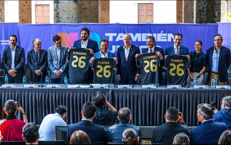 En la presentación estuvieron el gobernador de Jalisco Pablo Lemus; el propietario de Chivas, Amaury Vergara; el alcalde de Zapopan, Juan José Frangie; Duilio Davino, Director Deportivo de la Selección Mexicana; junto a Ivar Sisniega, presidente ejecutivo de la FMF. EL INFORMADOR / A. Navarro