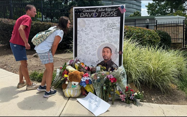 Memorial en honor al policía fallecido en el tiroteo de la sede de los Centros para el Control y la Prevención de Enfermedades de Atlanta. AP
