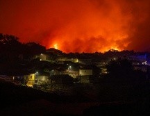 Vista de la aldea de As Chás, Oímbra (Ourense), durante el incendio forestal que permanece activo este martes por la noche. EFE/Brais Lorenzo
