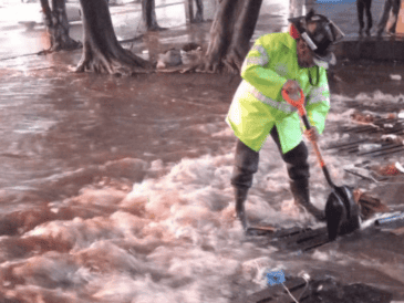 La tormenta de esta tarde dejó varias vialidades inundadas y vehículos varados. @GuadalajaraGob