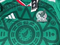 La camiseta presenta un diseño de marca de agua con símbolos mexicas, como la de ABA Sport de 1998 y la Garcis de 1999. X/Footy_Headlines