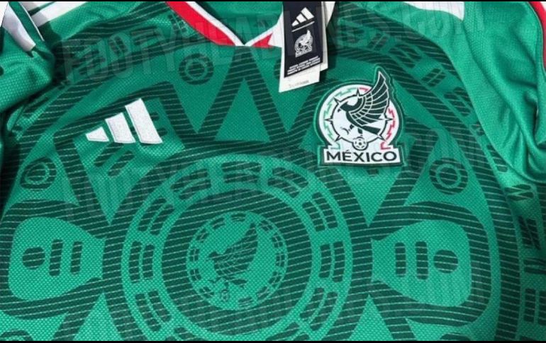 La camiseta presenta un diseño de marca de agua con símbolos mexicas, como la de ABA Sport de 1998 y la Garcis de 1999. X/Footy_Headlines