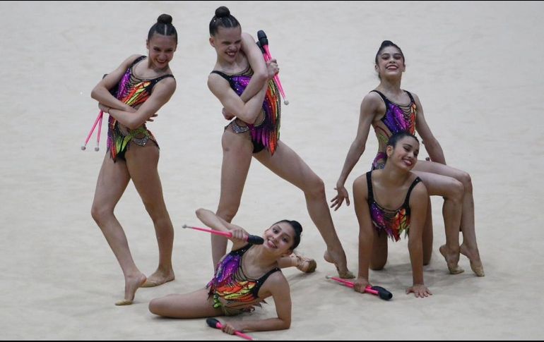 El equipo de gimnasia mexicano que se colgó la presea dorada en la jornada de ayer. X/conadeoficial