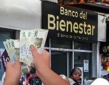 Todo pago de la Pensión Bienestar para adultos mayores se debe retirar después de que se les deposite, según la fecha del calendario oficial. ESPECIAL / EL INFORMADOR y CANVA