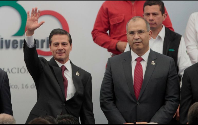 El 27 de noviembre de 2017, el entonces presidente Enrique Peña Nieto nombró a Carlos Alberto Treviño Medina (D) como director general de Petróleos Mexicanos. EFE / ARCHIVO