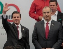 El 27 de noviembre de 2017, el entonces presidente Enrique Peña Nieto nombró a Carlos Alberto Treviño Medina (D) como director general de Petróleos Mexicanos. EFE / ARCHIVO