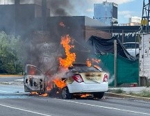 Elementos de la Unidad Municipal de Protección Civil y Bomberos de Zapopan acudieron a sofocar el incendio. X/@JaliscoVial