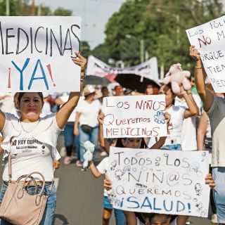 Enfermos de cáncer exigen medicinas; Gobierno las aplaza otra vez