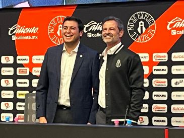 Aníbal Fájer, presidente de Atlas, junto a Diego Cocca, en el inicio de una nueva etapa del entrenador argentino con el conjunto tapatío. EL INFORMADOR / F. Ramírez