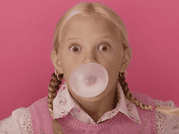 Tragarse un chicle de manera ocasional no es dañino y el cuerpo lo expulsará de forma natural en pocos días. CANVA